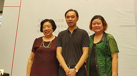 徐向榮與湖南省文化廳張帆副廳長，國家級非物質(zhì)文化遺產(chǎn)傳承大師、國家級工藝美術(shù)大師、湘繡大師劉愛云的合影。