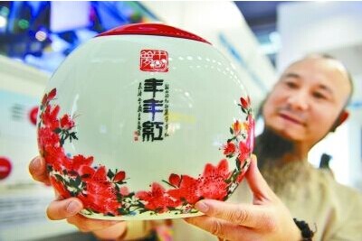 瀘溪踏虎鑿花傳承人楊桂軍在專心創(chuàng)作鑿花作品，吸引觀眾駐足。