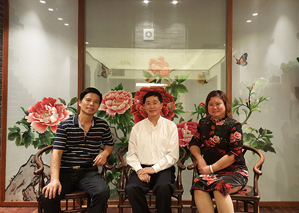中央經(jīng)濟委員會副主任王林定做的湘繡牡丹屏風